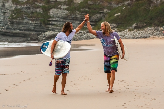 surfistas en las playas de langre con sus tablas